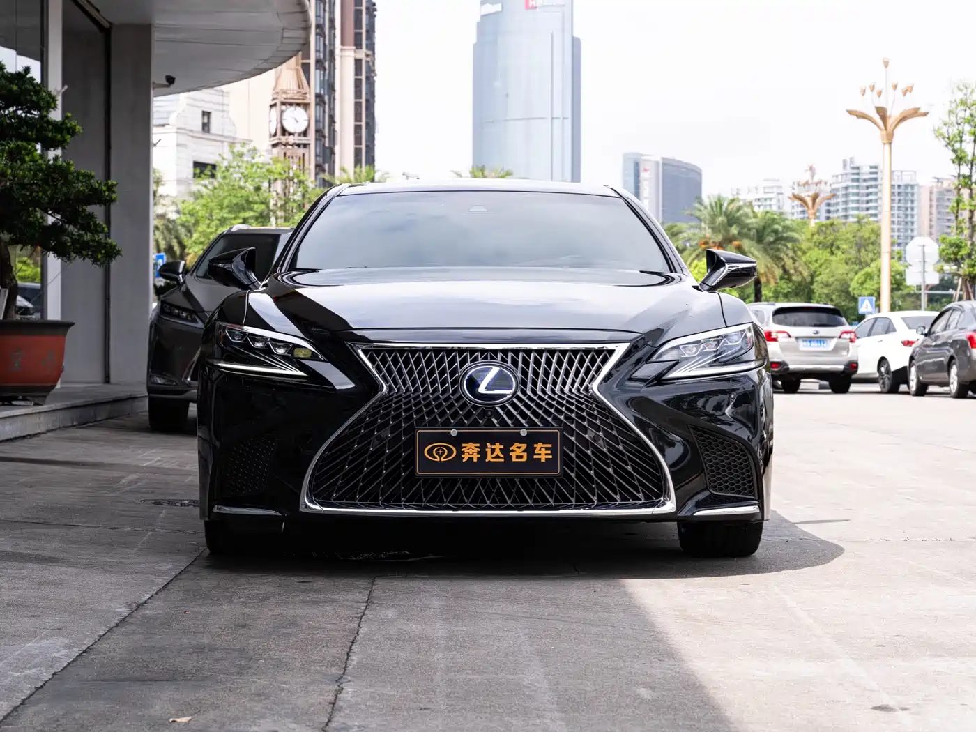 Lexus LS 2018 500h Executive Edition China V фото 2