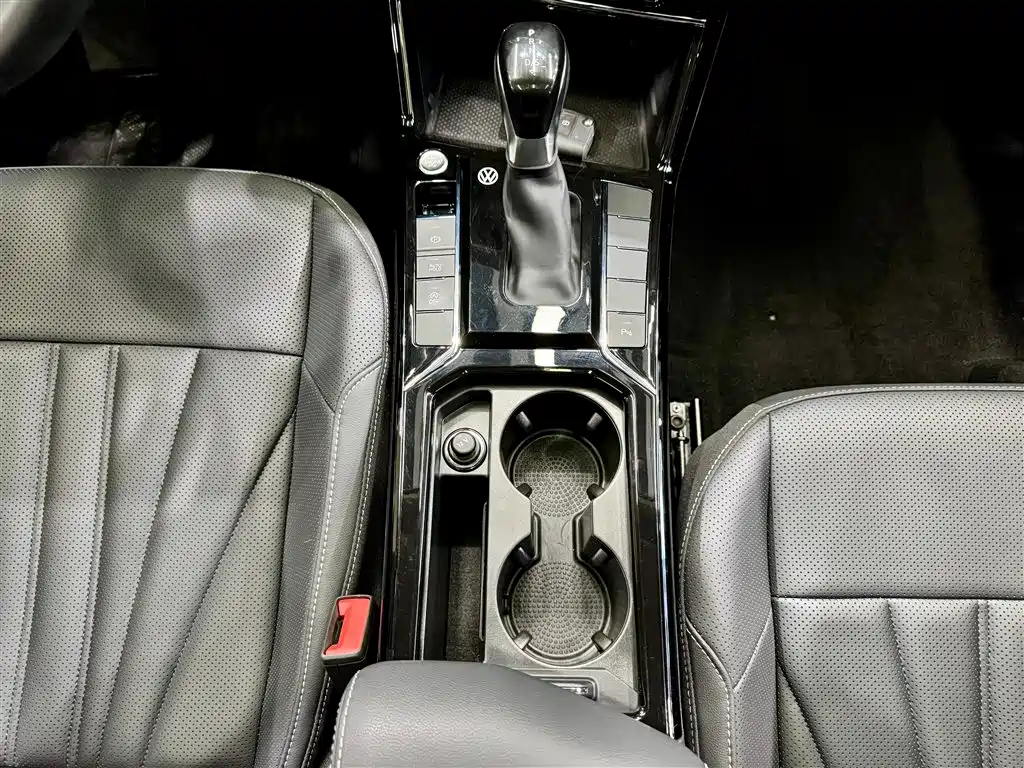 Volkswagen Passat 2025 2024 380TSI Dragon Soaring Edition
