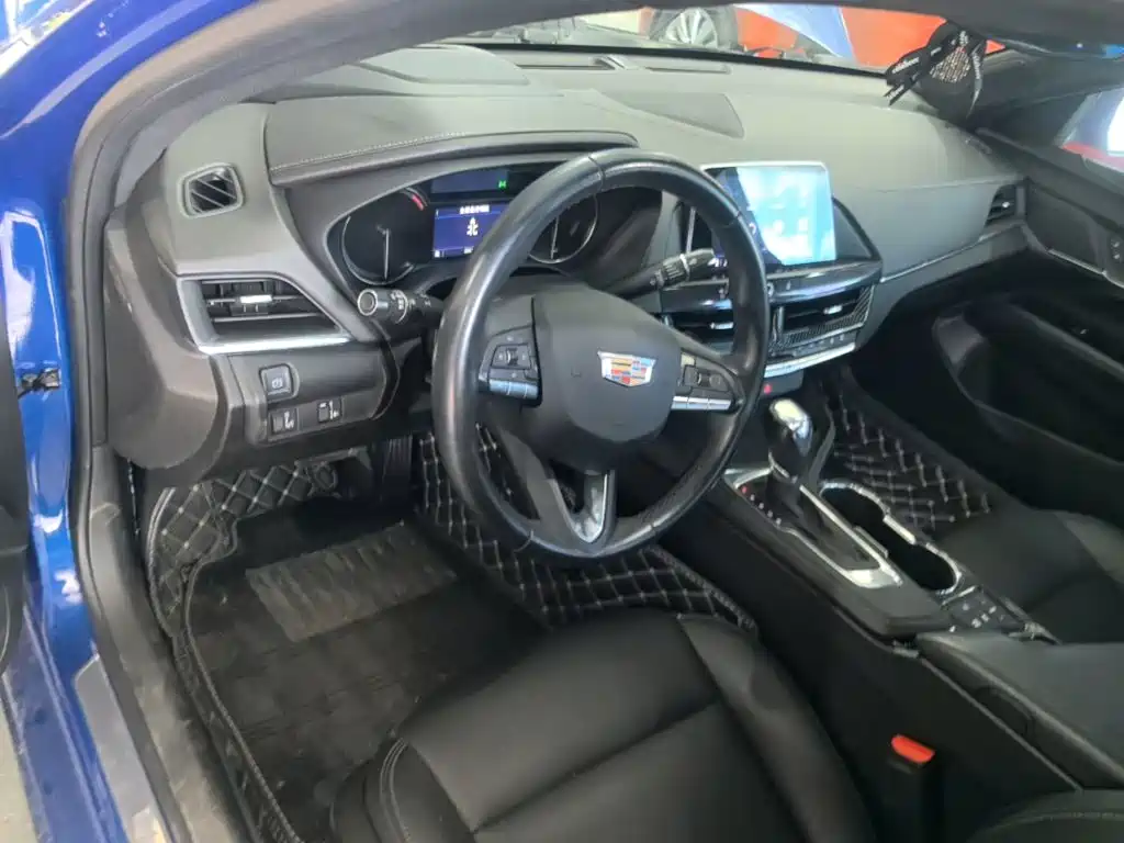 Фото 10 - Cadillac CT4