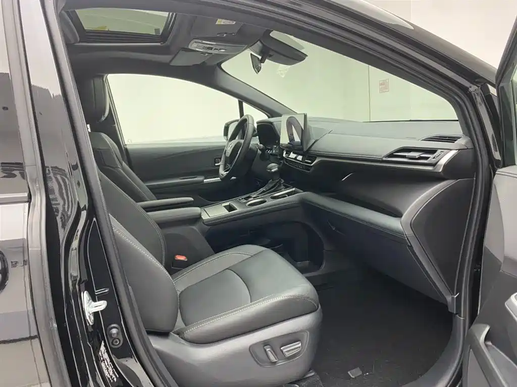 Toyota Sienna 2024 2.5L Hybrid Ultimate Premium Edition фото 18