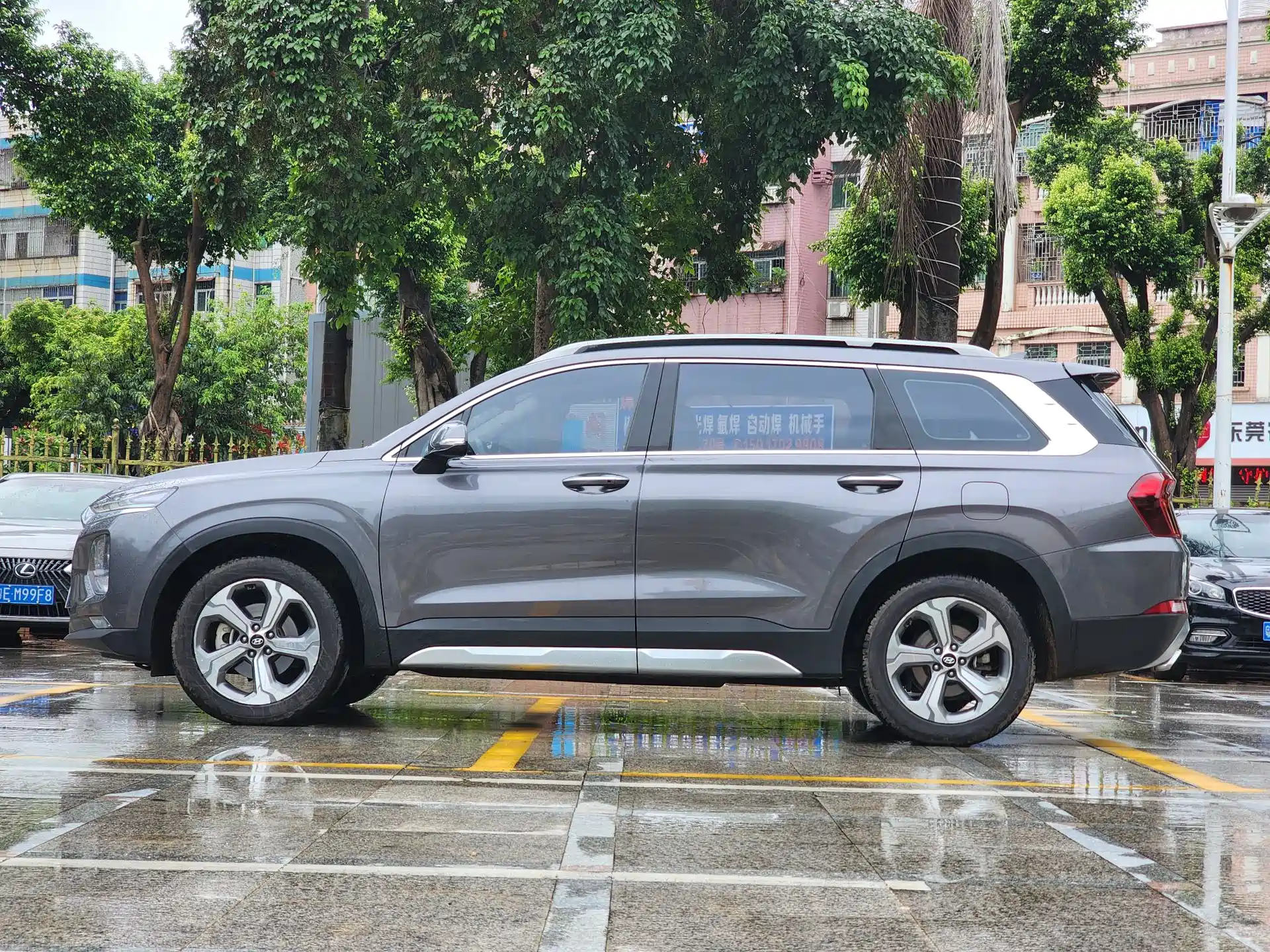 Photo 4 - Hyundai Santa Fe
