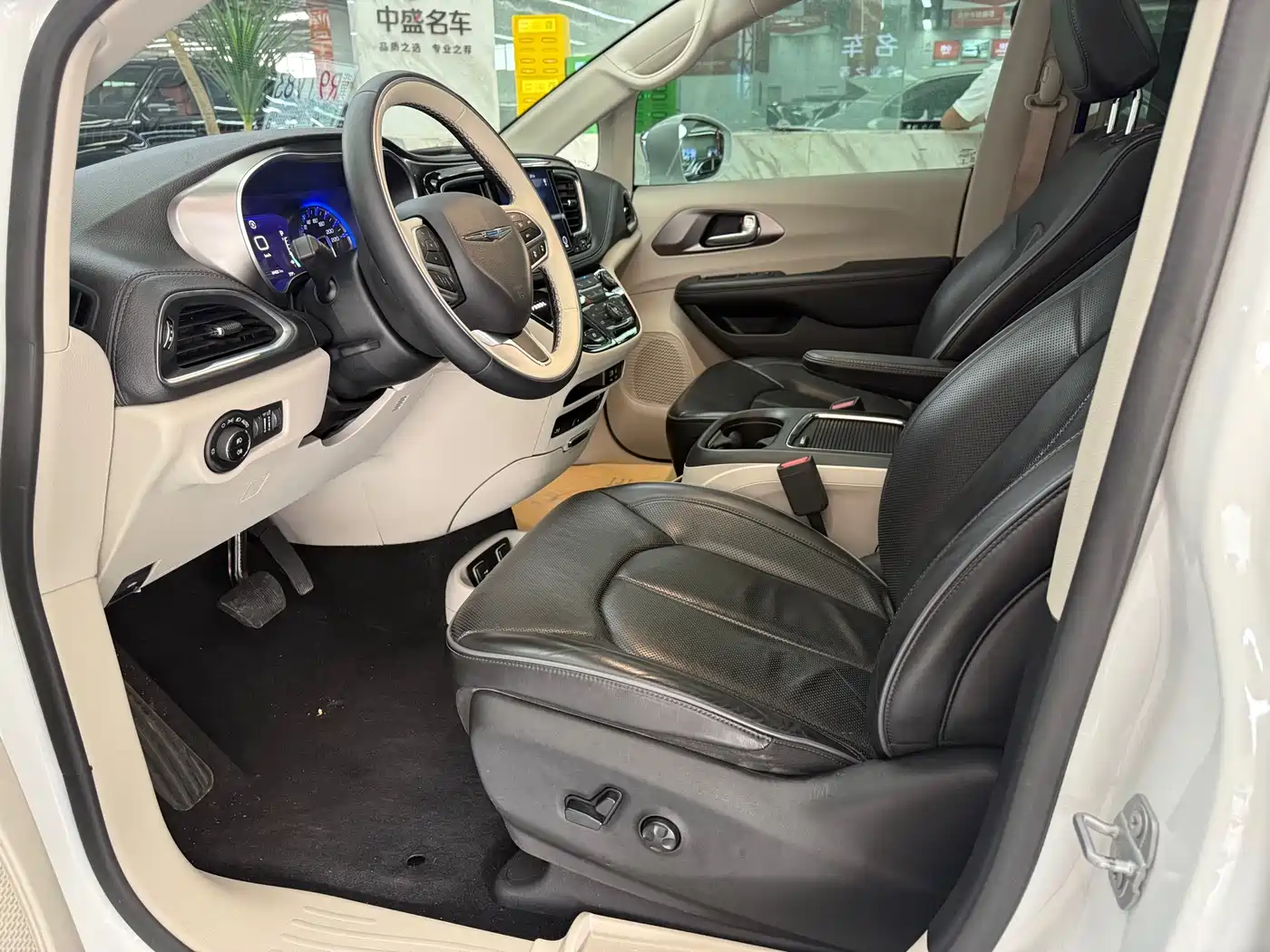 Chrysler Grand Voyager (Import) 2017 3.6L Premium Edition фото 21