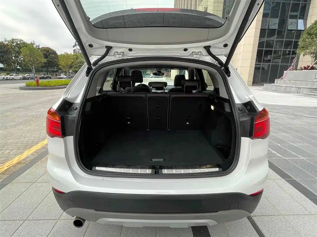 BMW X1 2019 sDrive18Li Premium Model фото 18