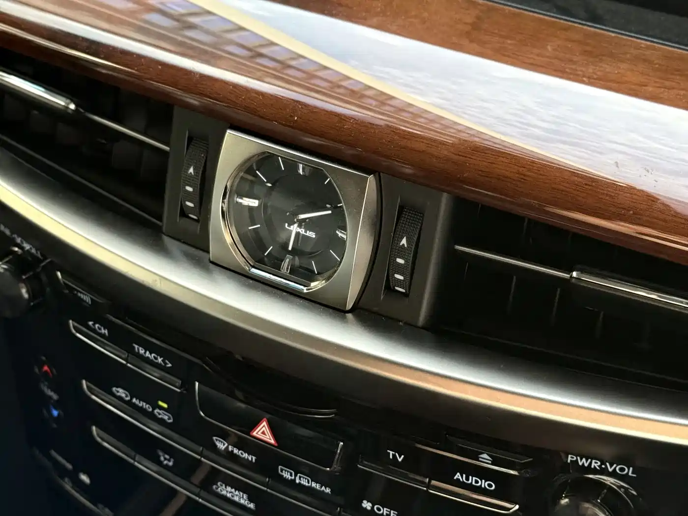 Lexus LX 2017 570 Peak Special Limited Edition фото 12