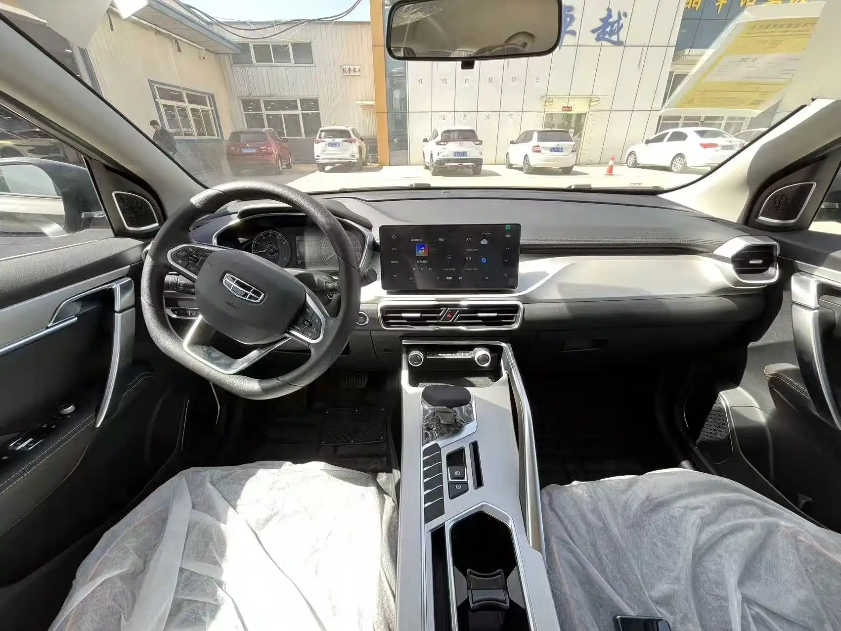 Фото 5 - Geely Coolray