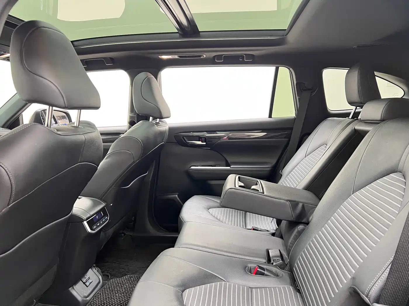 Toyota Crown Kluger 2023 2.5L HEV AWD Premium Edition фото 11