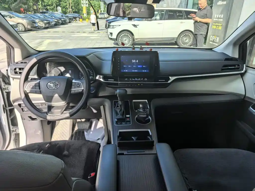 Toyota Granvia 2024 2023 2.5L Hybrid Luxury Edition