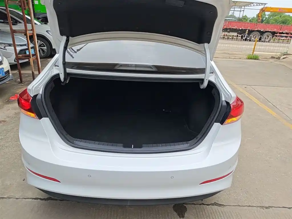 Hyundai Elantra 2016 Model 1.6L Automatic Smart Elite фото 19
