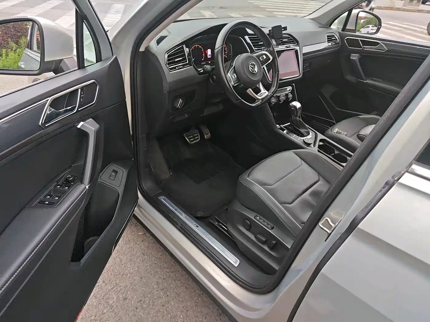 Volkswagen Tiguan L 2019 380TSI Automatic 4WD R-Line Flagship 7-Seater China VI фото 7