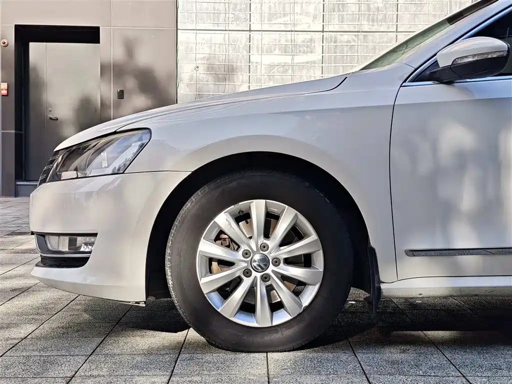 Volkswagen Passat 2011 1.8TSI DSG Honor Edition фото 5
