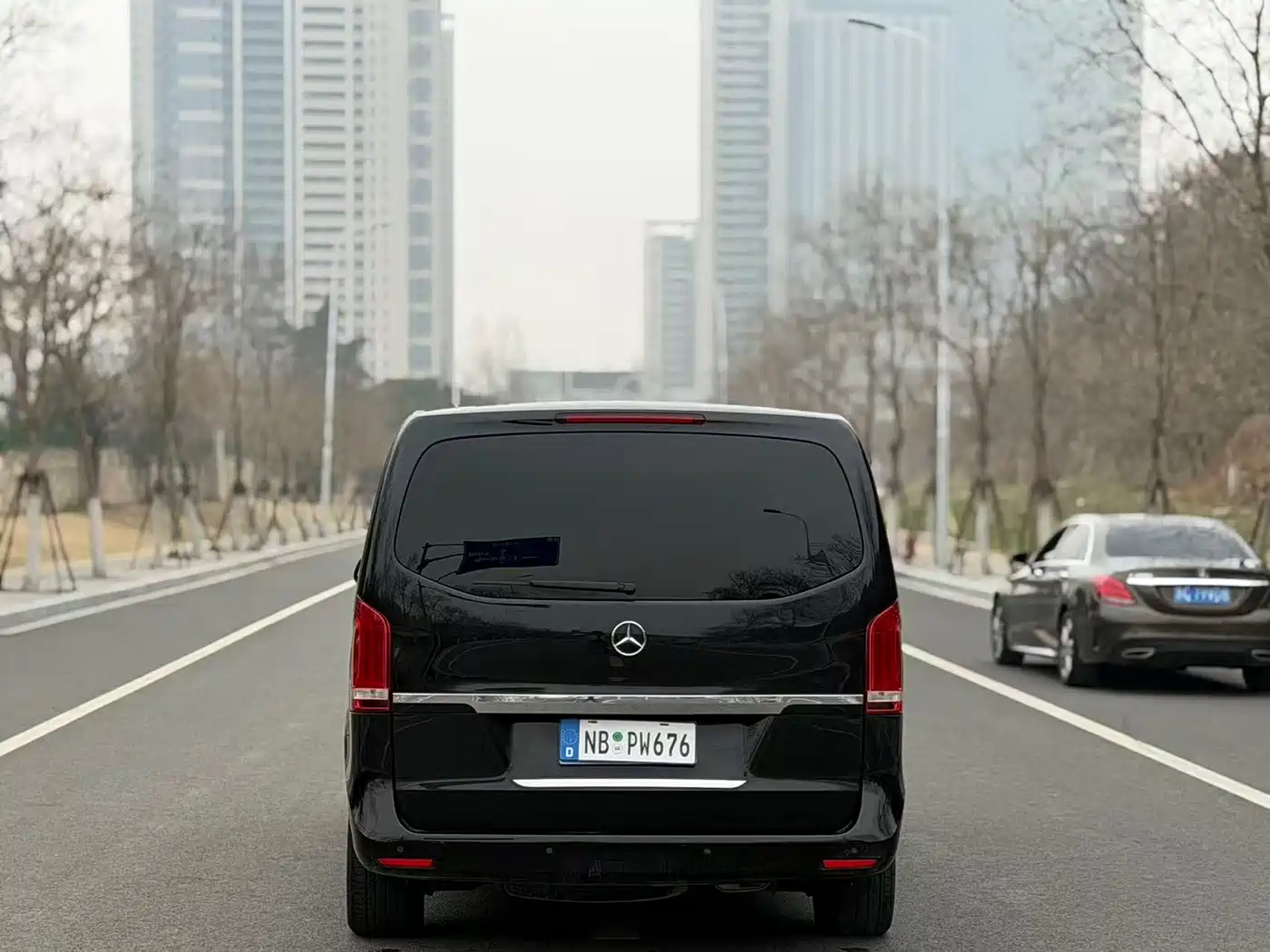 Mercedes-Benz V-Class 2017 Model V 260 L Premium Extended Edition фото 16