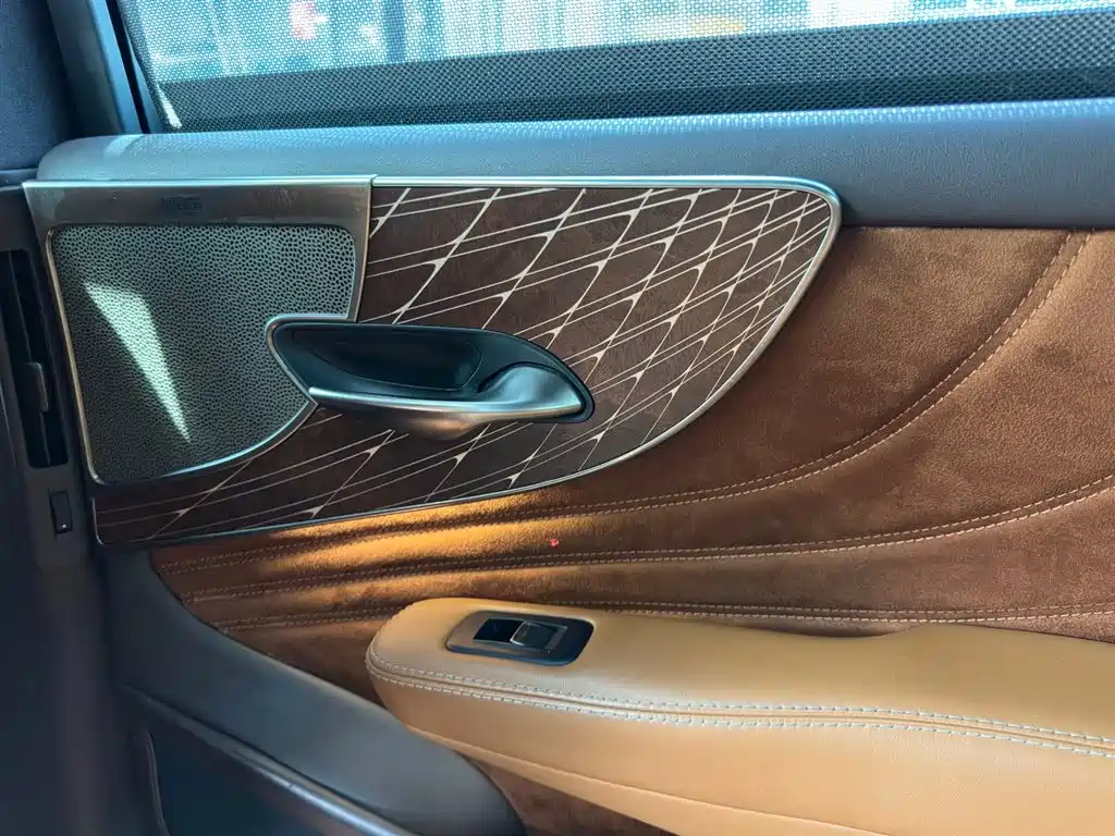 Lexus LS 2018 500h Executive Edition China V фото 28