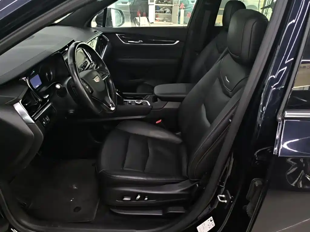 CADILLAC XT6