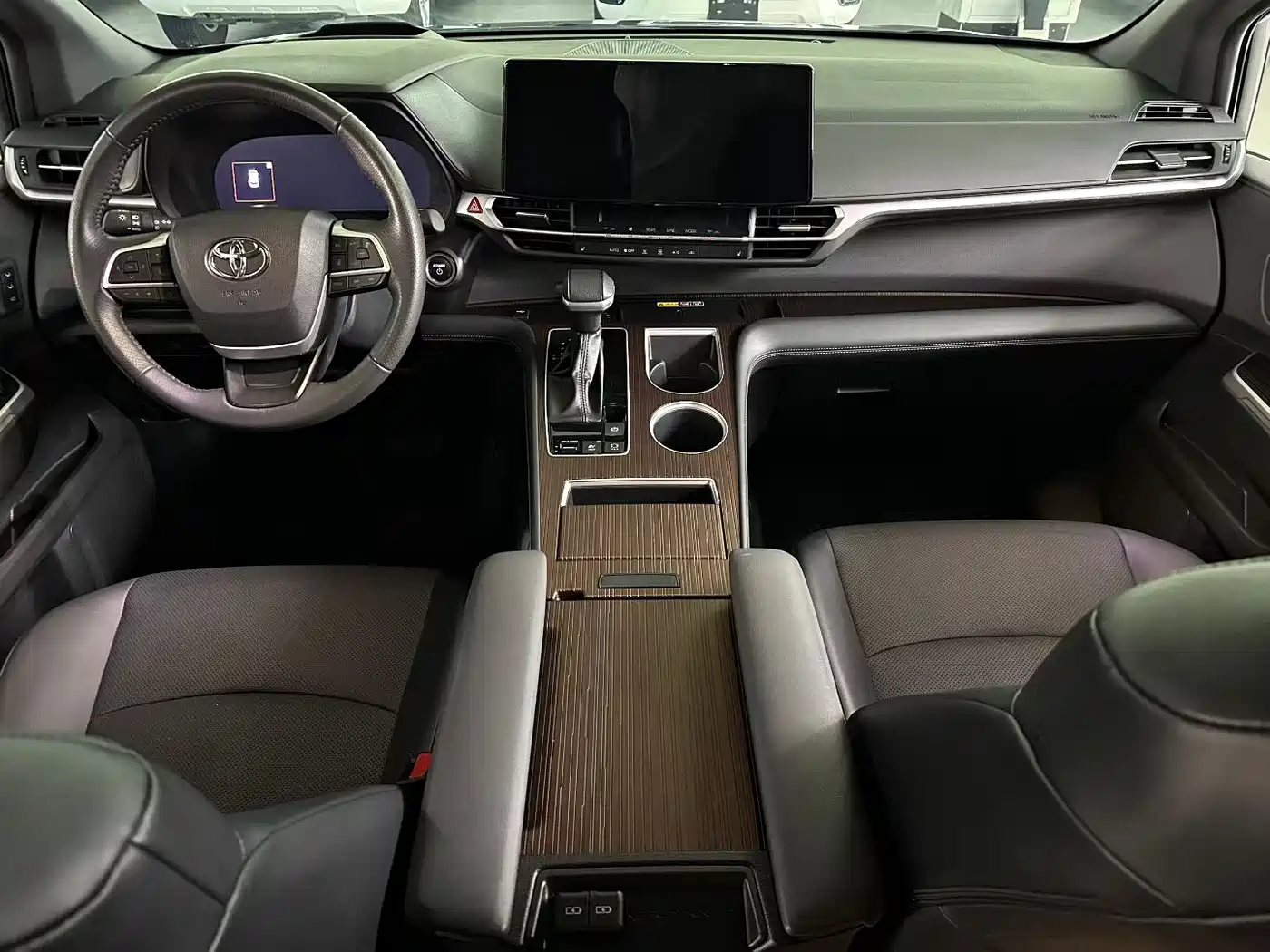 Toyota Granvia 2024 2.5L Hybrid Premium PLUS фото 6