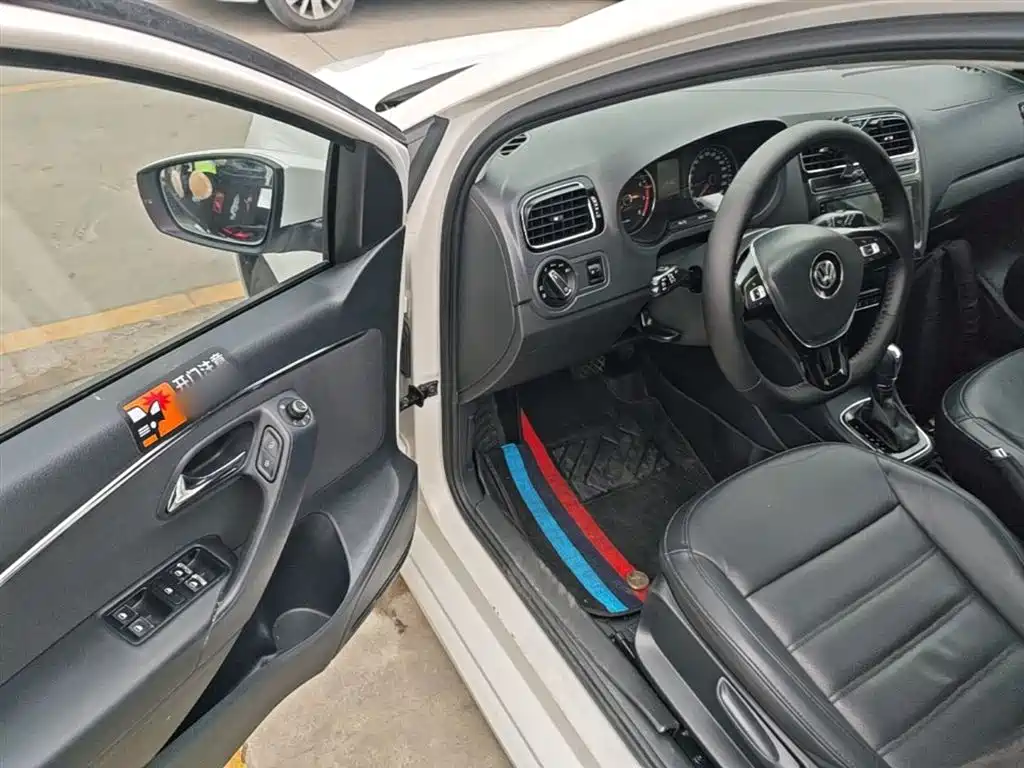Volkswagen Polo 2014 1.6L Automatic Luxury Edition фото 16