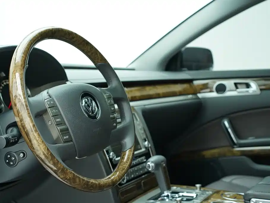 Volkswagen Phaeton 2012 4.2L Luxury Custom фото 33