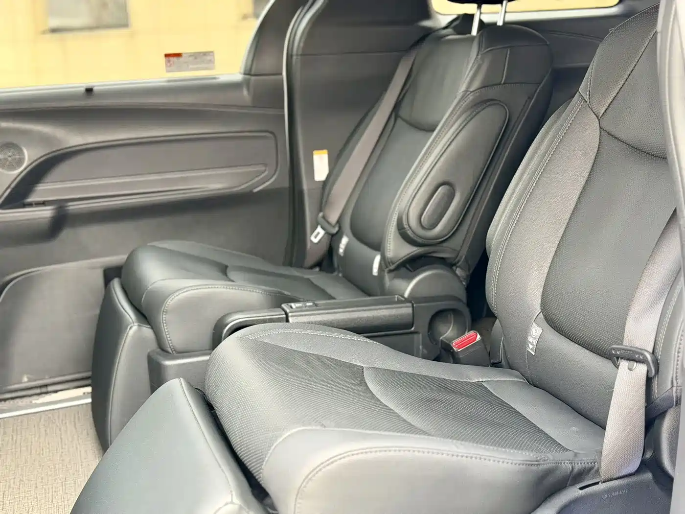 Toyota Sienna 2023 2.5L Hybrid Premium Edition фото 10