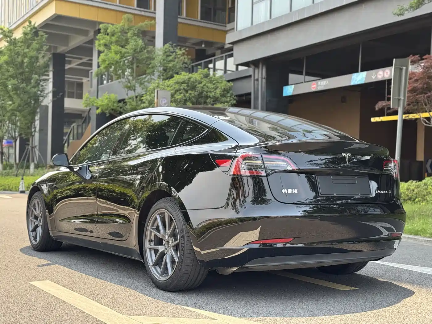 TESLA MODEL 3