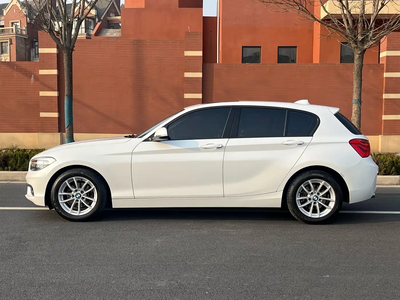BMW 1 Series (Import) 2016 118i Leading фото 3