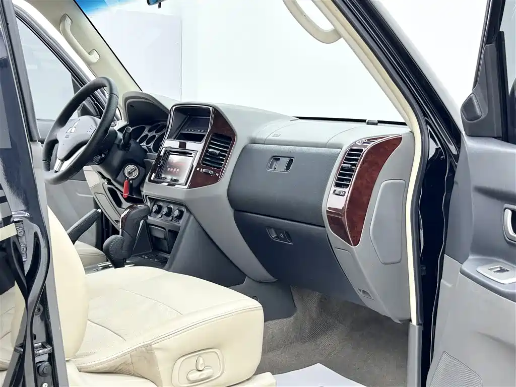 Mitsubishi Pajero 2011 Mitsubishi Pajero V73 3.0L AT GLS фото 9