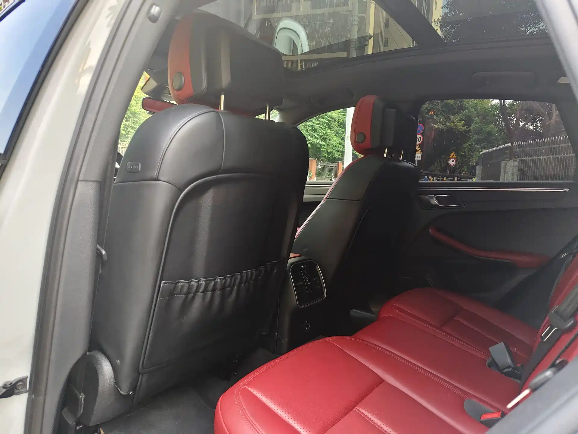 Photo 11 - Porsche Macan