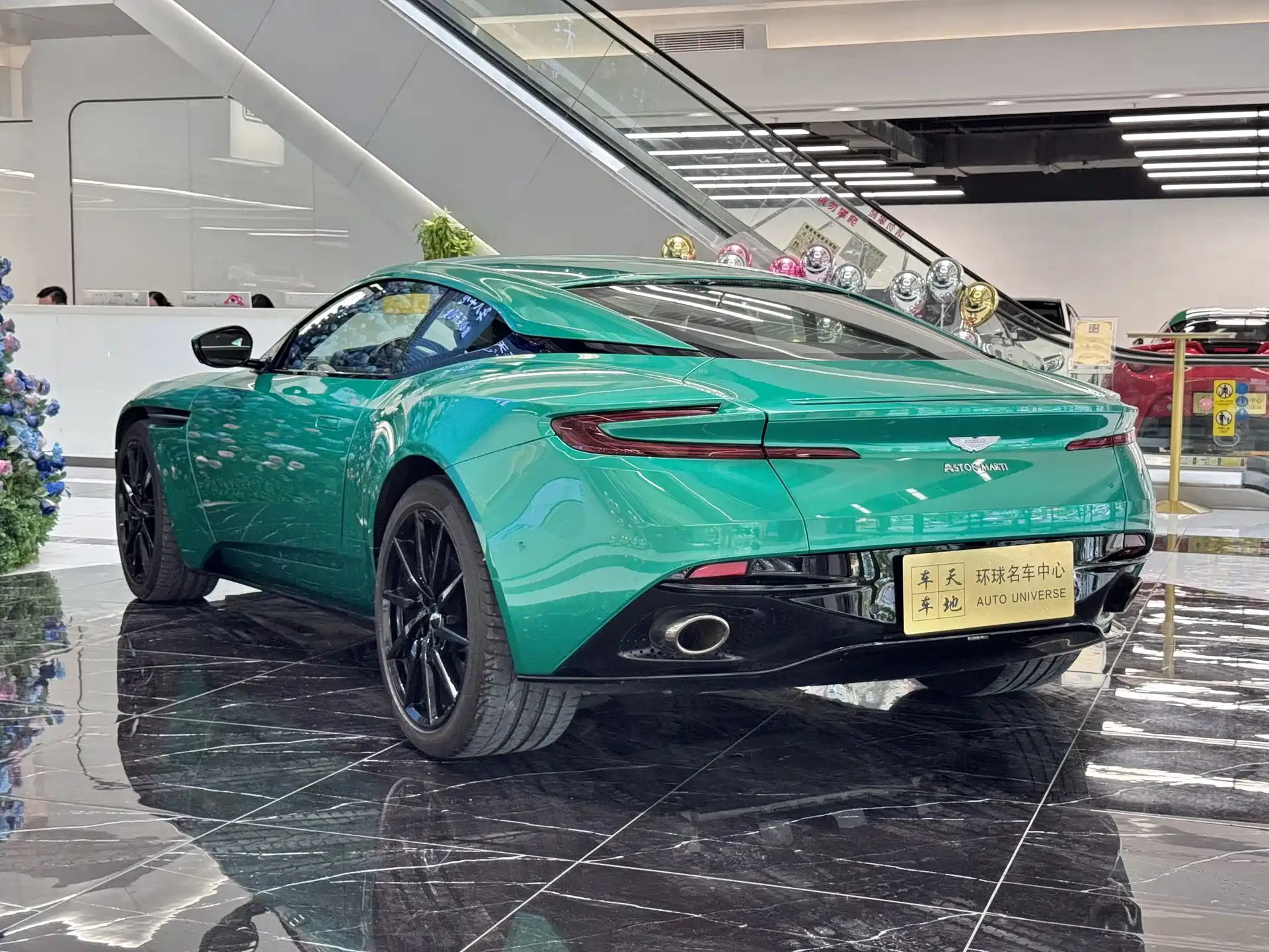 Фото 28 - Aston Martin DB11