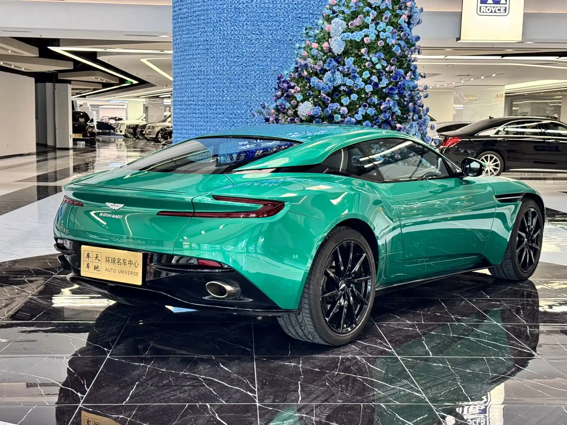 Фото 26 - Aston Martin DB11