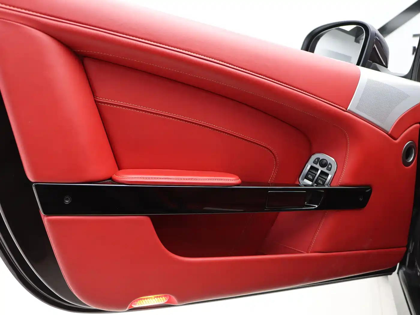 Aston Martin Virage 2012 6.0 Coupe фото 9
