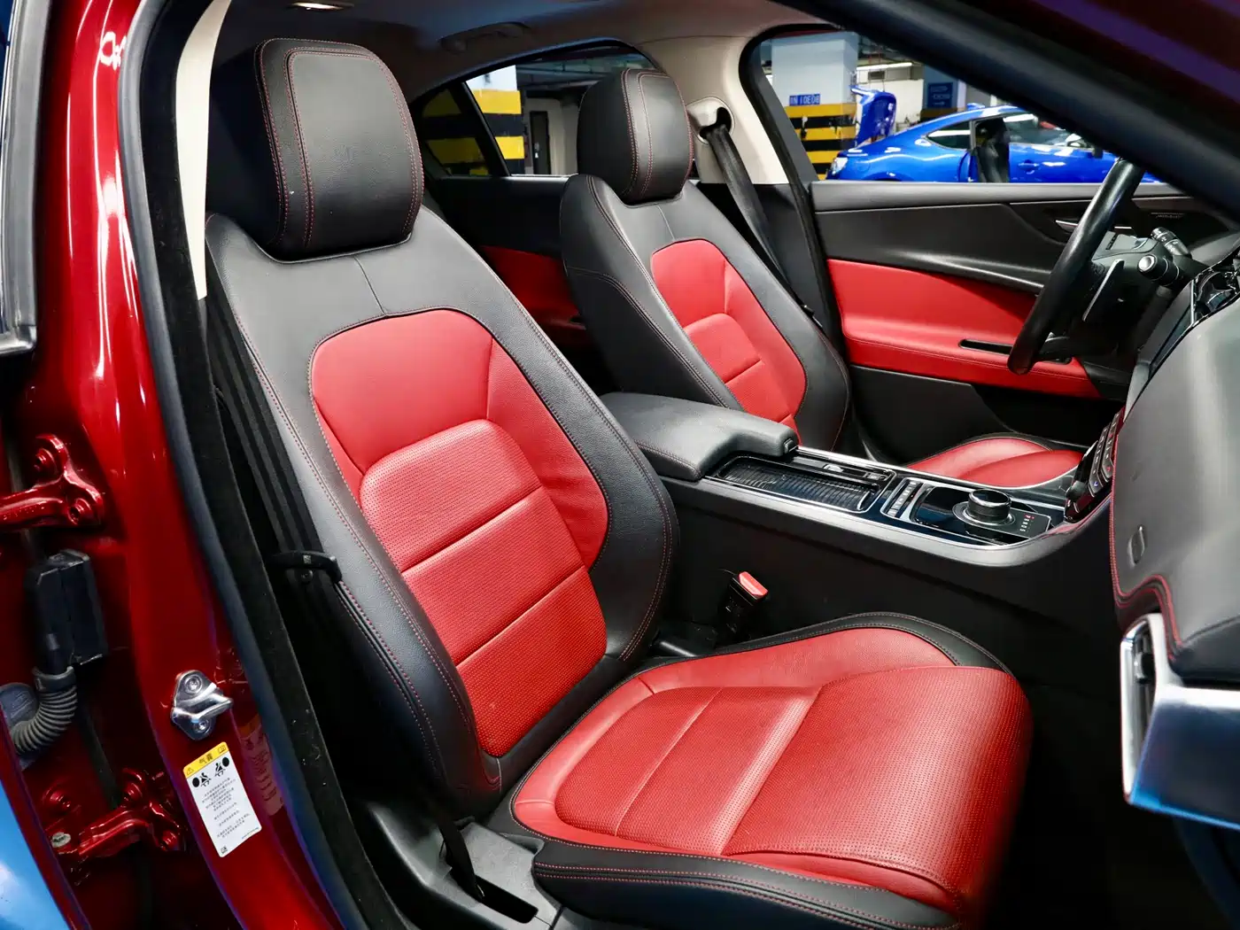 Jaguar XE 2019 2.0T 300PS AWD Landmark Edition фото 9