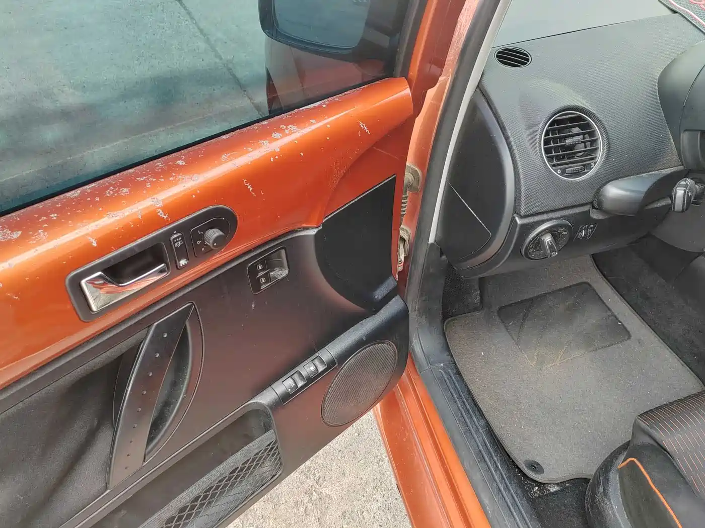 Volkswagen Beetle 2010 Model 2.0 BlackOrange Comfort Edition фото 5