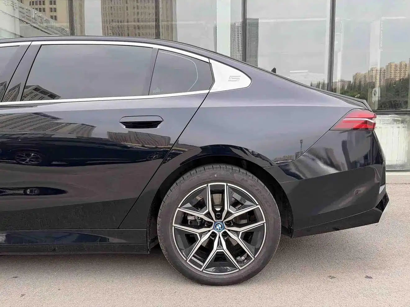 BMW i5 2024 eDrive 35L Premium Model M Sport Package фото 3