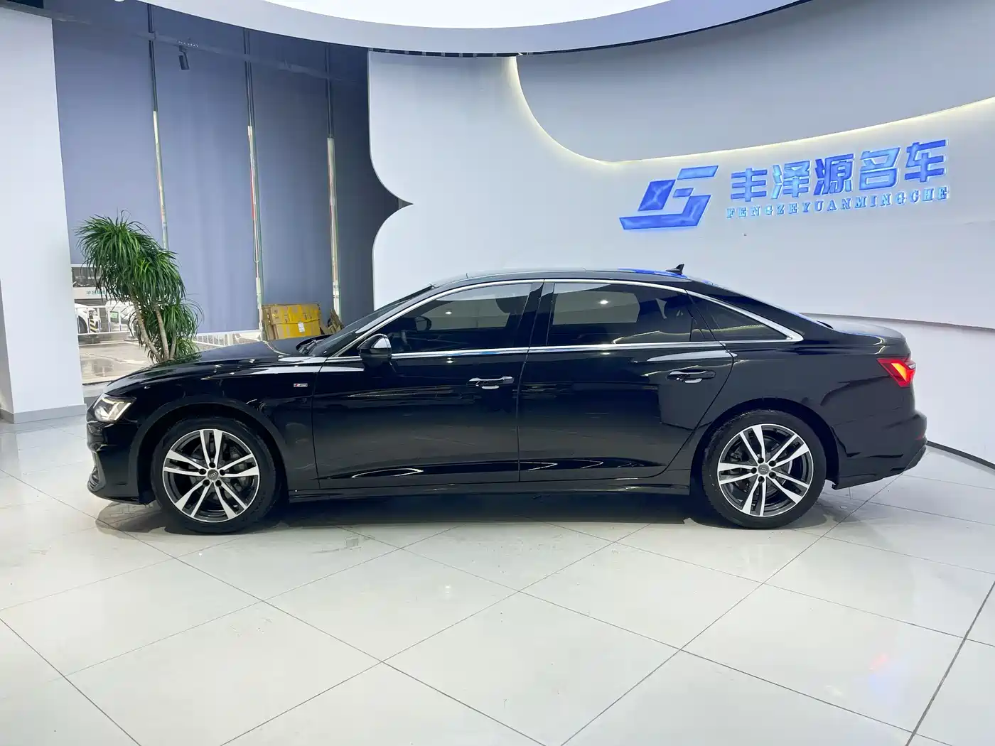 Audi A6L 2021 40 TFSI Luxury Sport фото 3