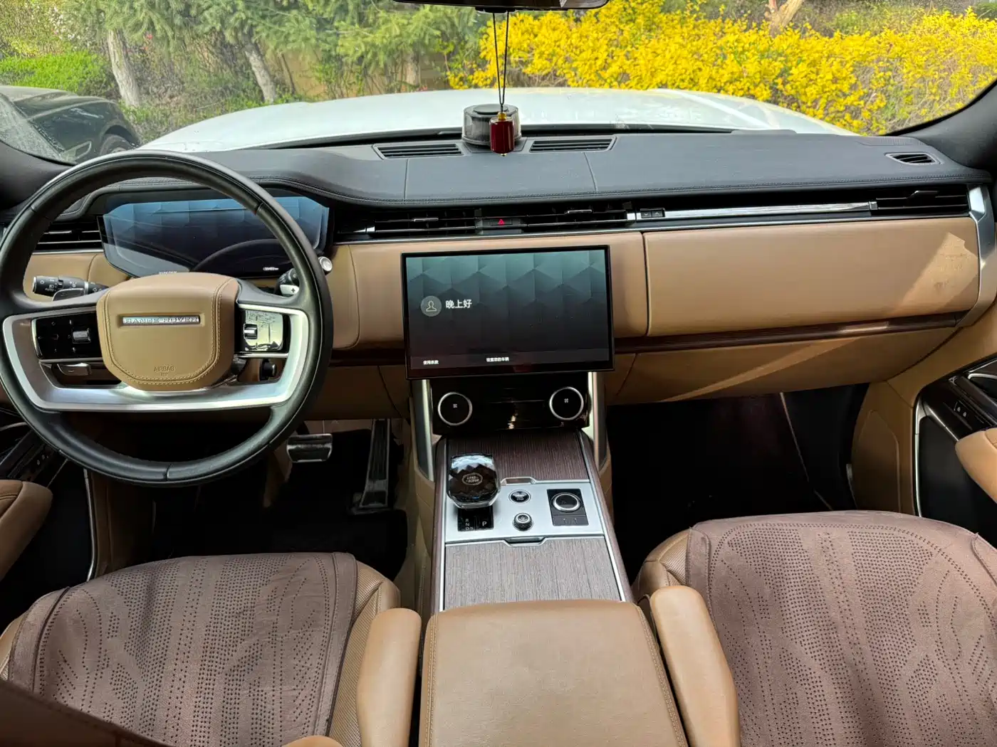 Land Rover Range Rover 2023 3.0 L6 400PS Golden Age 7-Seater Long Wheelbase фото 8