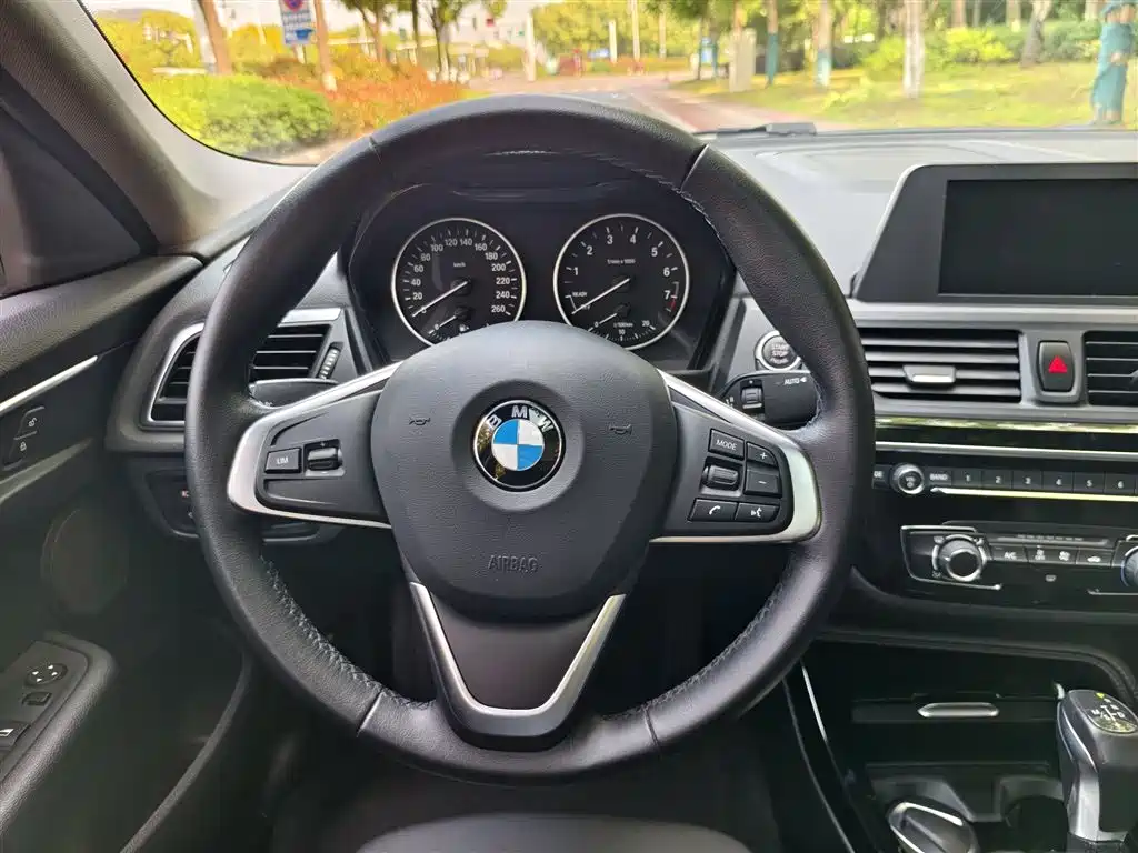 BMW 1 Series 2017 118i Sport фото 3