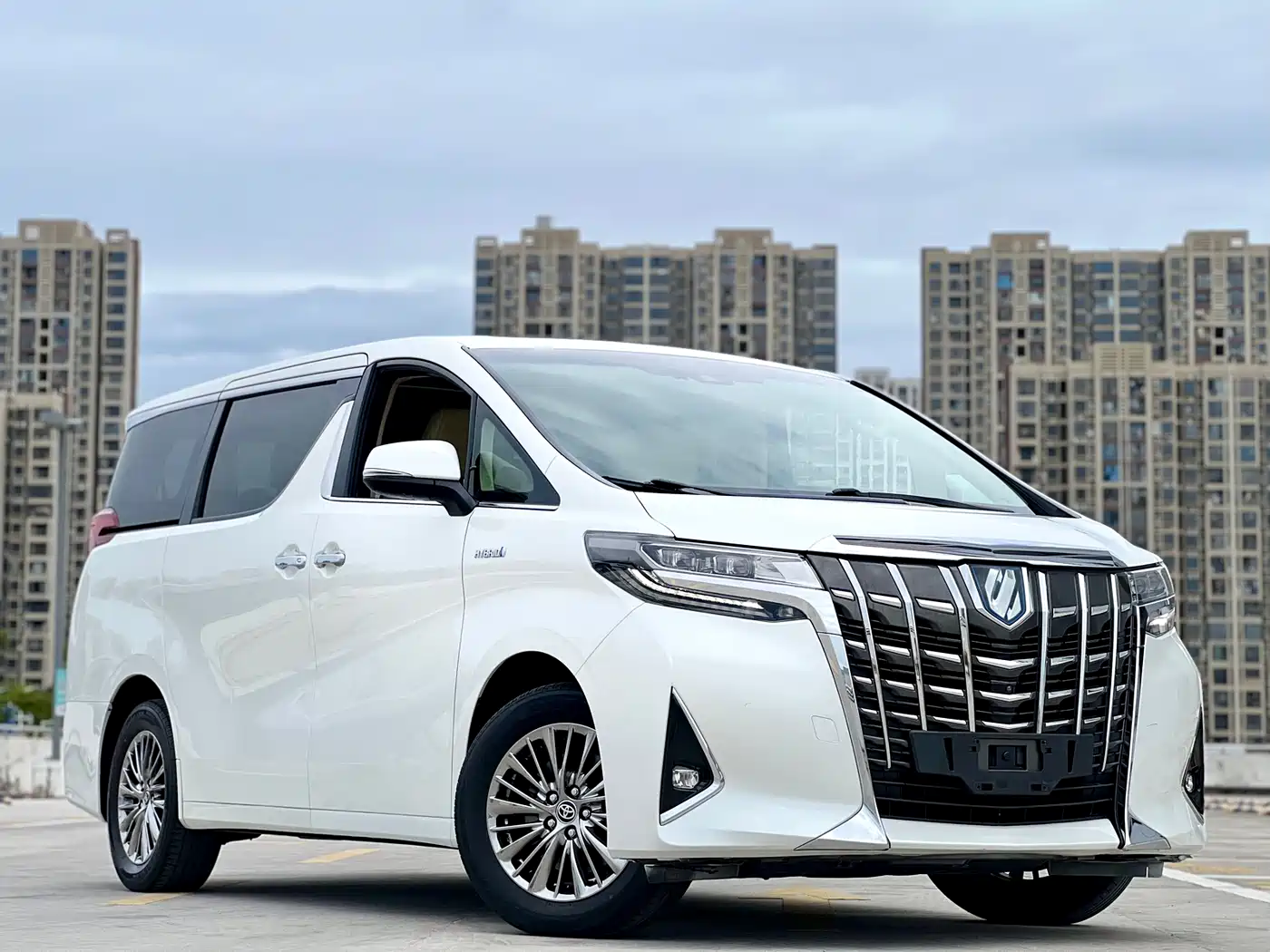 Toyota Alphard 2019 Hybrid 2.5L Luxury фото 3