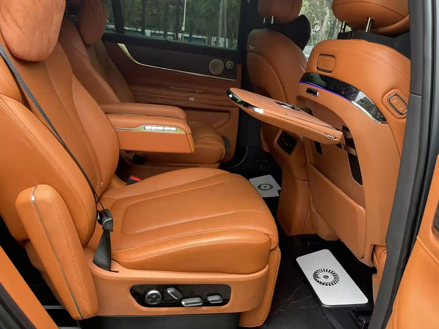 AITO Wenjie AITO M9 2024 Extended Range Ultra 42kWh 6-Seater фото 12