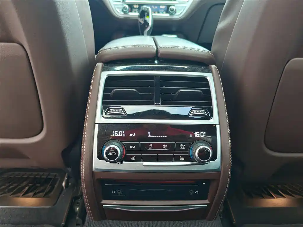 BMW 7 Series 2016 740Li Leading Edition фото 18