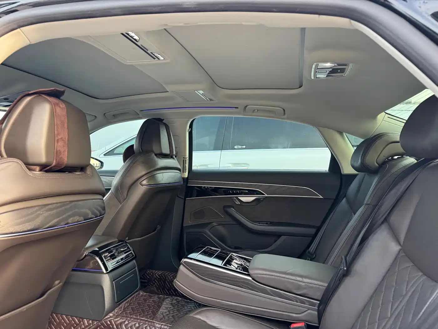 Photo 14 - Audi A8