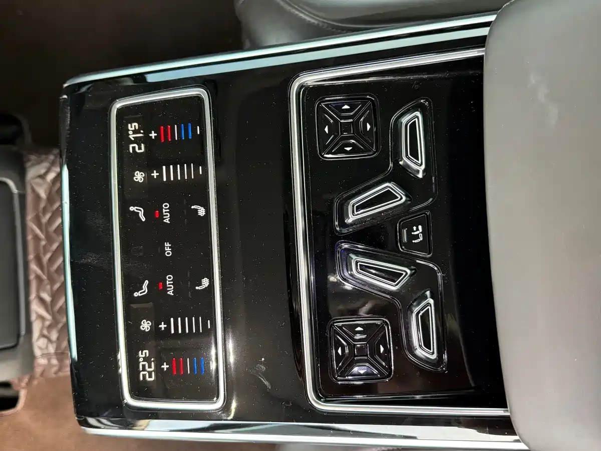 Photo 15 - Audi A8