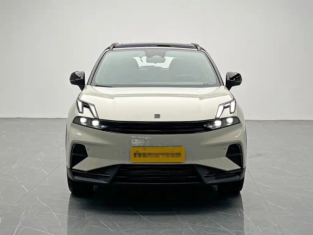Фото 2 - Lynk & Co 06