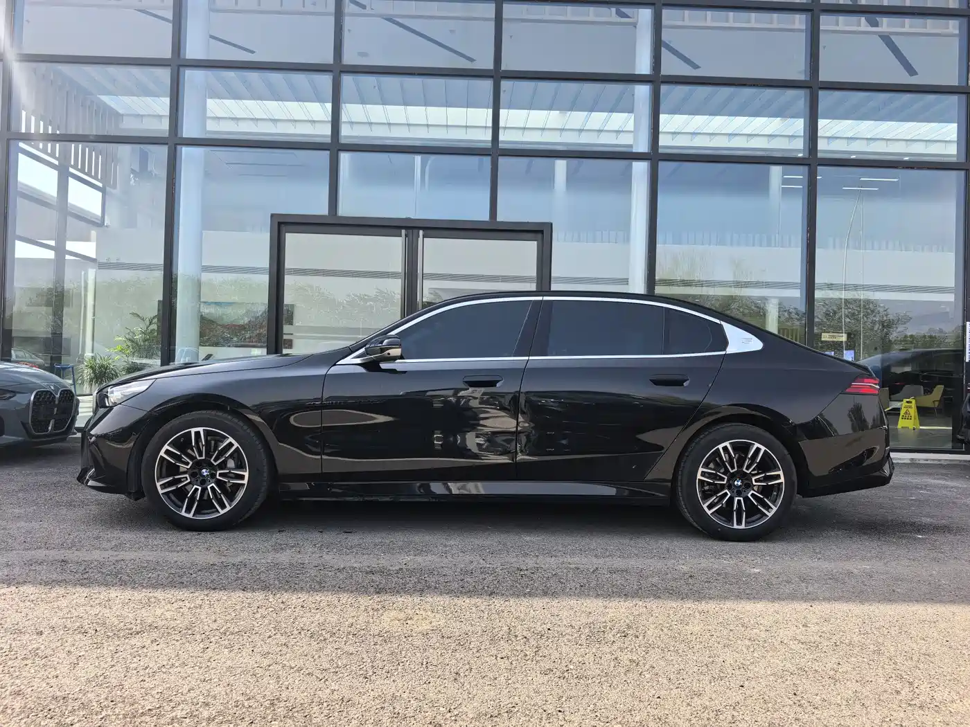 BMW 5 Series 2025 530Li Leading M Sport Package фото 3