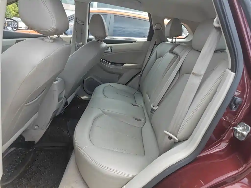 Venucia T70 2016 2016 2.0L CVT Rui Xing Edition