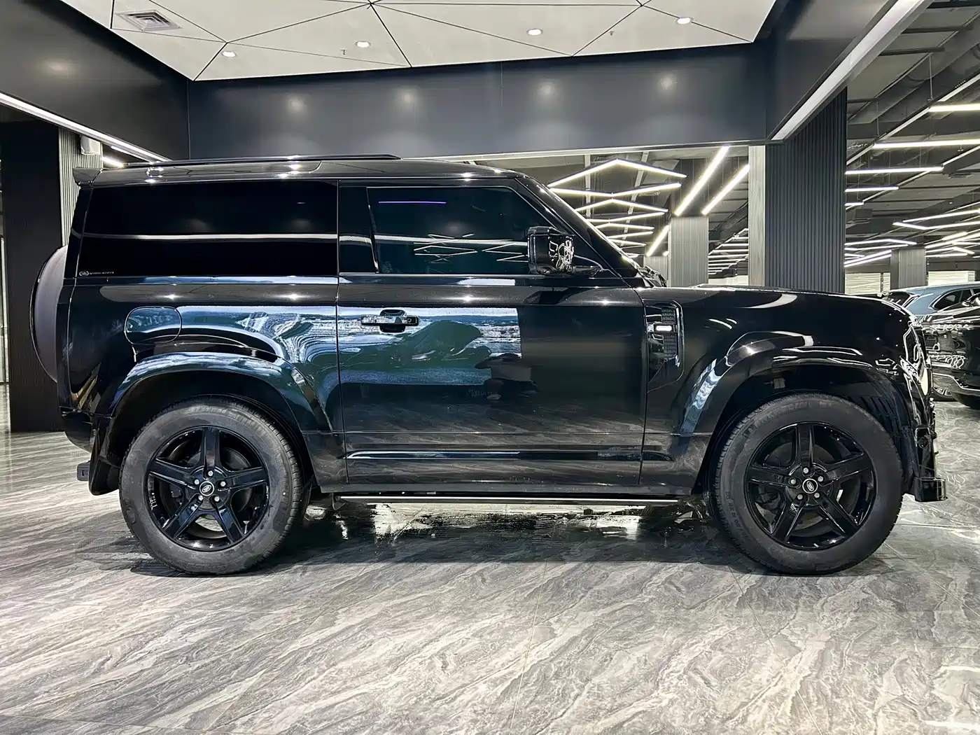 Land Rover Defender 2023 Model 90 2.0T P300 SE фото 4