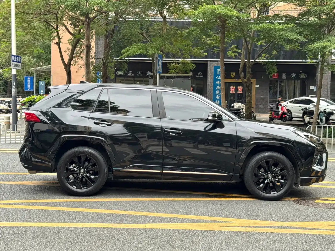 Toyota Wildlander 2022 2.0L CVT 2WD Knight Edition фото 16
