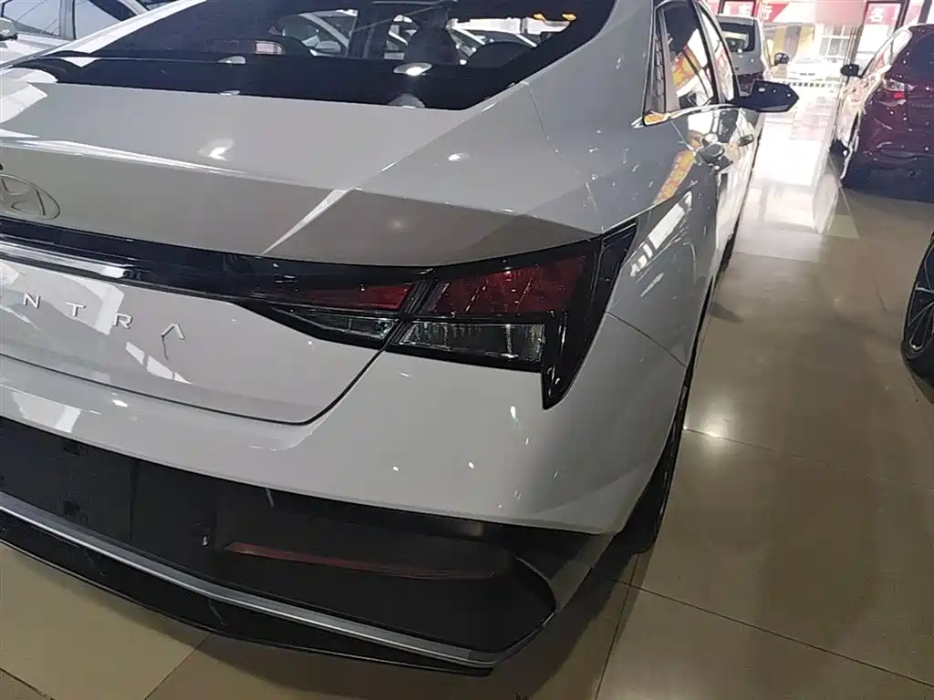 Hyundai Elantra 2023 1.5L CVT GLX Elite Edition фото 7
