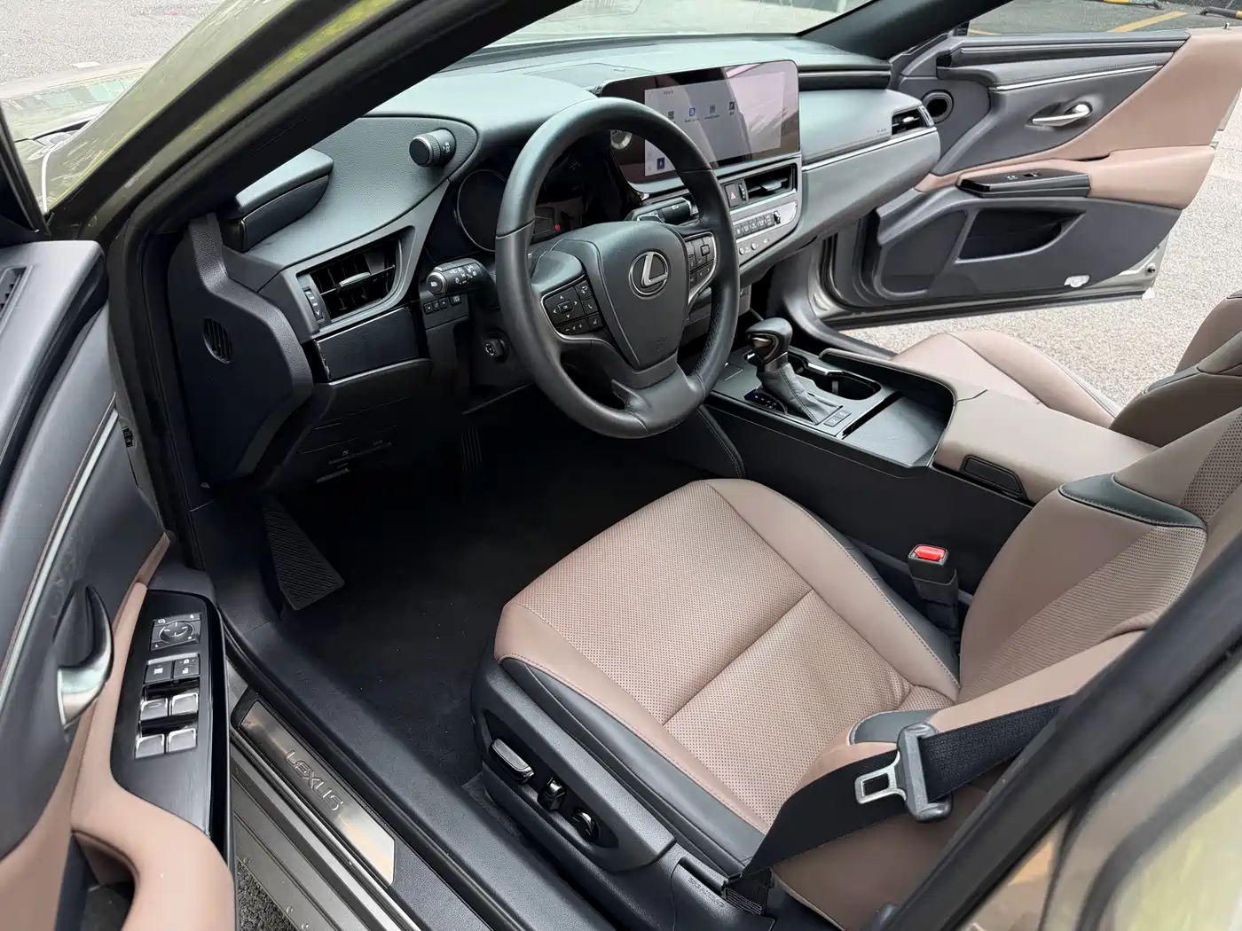 Lexus ES 2023 200 Excellence Edition фото 12