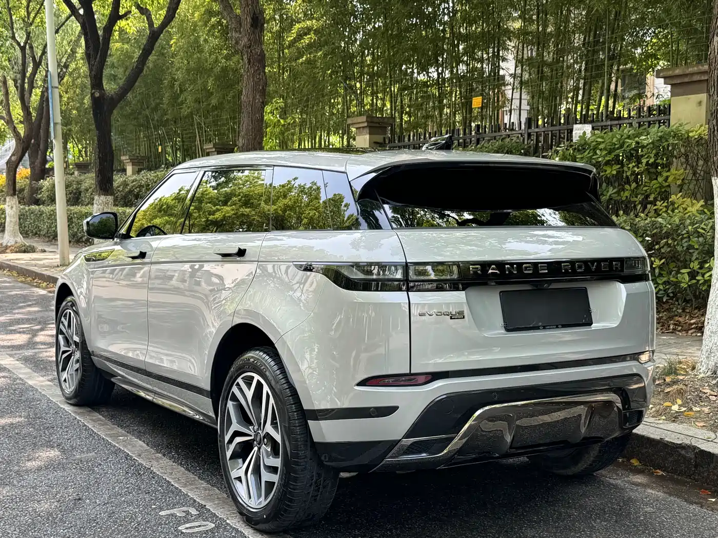 Land Rover Range Rover Evoque 2023 Range Rover Evoque L 249PS Luxury Edition фото 4