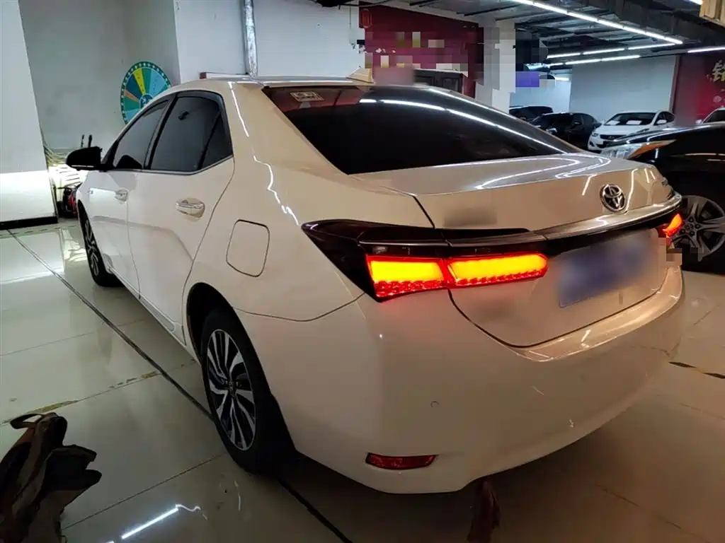 Toyota Corolla 2017 Facelift Hybrid 1.8L E-CVT Elite Edition фото 5