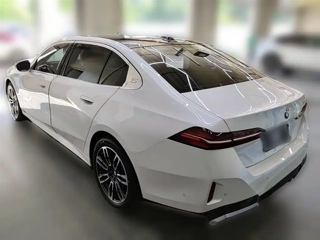 BMW 5 Series 2024 530Li Leading M Sport Package фото 9
