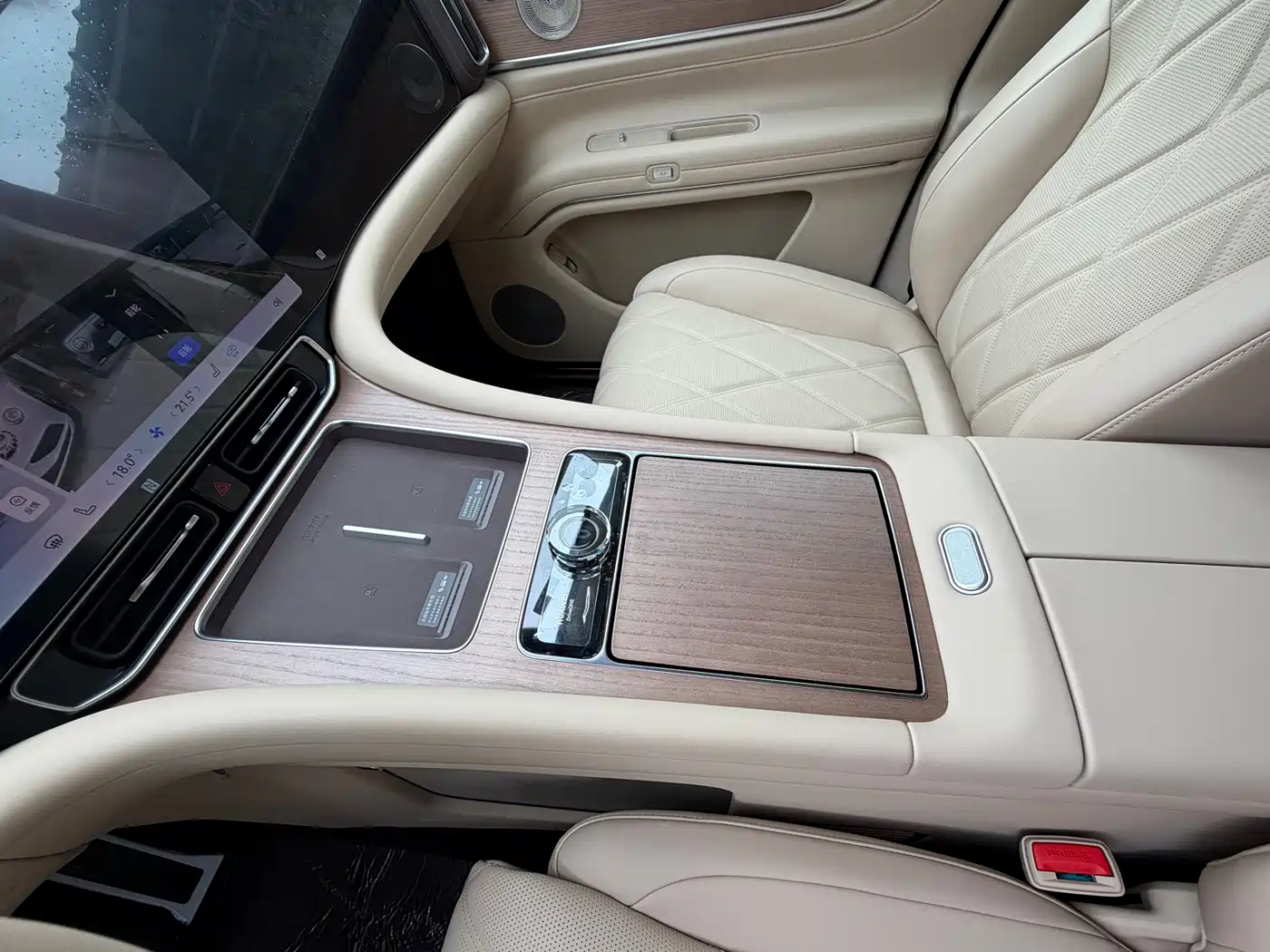 AITO Wenjie AITO M9 2026 Extended Range Ultra Edition 52kWh 6-seater фото 11